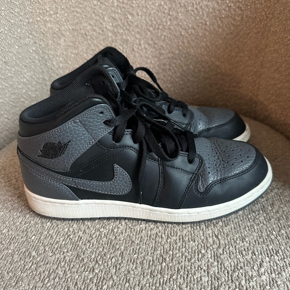 Air Jordan‎ 1 Mid Black Dark Grey Gradeschool Size 6.5Y or Women’s 8.5